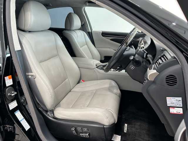 レクサス ＬＳ 600h バージョンL 宮城県 2015(平27)年 10.2万km ブラック Lexus Safety System +/・プリクラッシュセーフティ/・レーントレーシングアシスト/・アダプティブハイビームシステム/・オートマチックハイビーム/・レーダークルーズコントロール/・ロードサインアシスト/・ブラインドスポットモニター/純正ナビ/・フルセグTV/Bluetooth/CD/DVD/AUX/・社外ビルドインETC/・バックカメラ/レクサスプレミアムサウンドシステム/デジタルインナーミラー/・ミラー型ドライブレコーダー/電動リアゲート/コーナーセンサー/電子パーキング/・ブレーキホールド/革巻きウッドステアリング/・ステアリングスイッチ/・ハンドルヒーター/レザーシート/・パワーシート（運転席＋助手席）/・シートメモリー（全席）/・エアシート（全席）/・マッサージシート（後部座席）/プッシュスタート/・スマートキー/・スペアキー/サンシェード/バニティーミラー/ドアバイザー/オートライト/純正フロアマット/純正LEDヘッドライト/純正19インチアルミホイール/・ロックナット付き