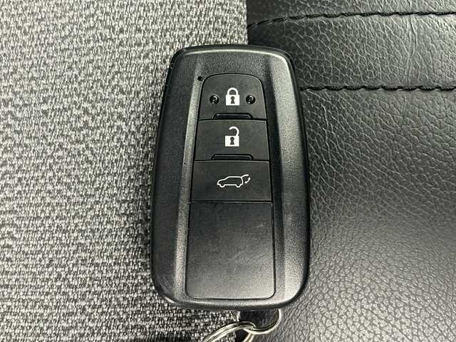 トヨタ カローラ クロス ハイブリッド Z 千葉県 2022(令4)年 1.8万km プラチナホワイトパールマイカ 衝突軽減ブレーキ/レーダークルーズコントロール/オートマチックハイビーム/レーンキープアシスト/純正ディスプレイオーディオ/（フルセグ/Bluetooth/USB/FM/AM）/全方位カメラ/モデリスタエアロ/ドライブレコーダー/ハーフレザーシート/シートヒーター/LEDヘッドライト/電動格納ミラー