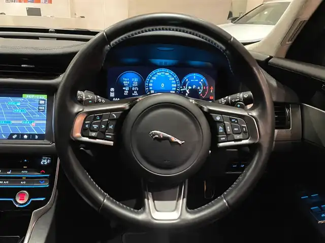 ジャガー ＸＦ プレステージ 道央・札幌 2020(令2)年 4.1万km ユーロンホワイト ユーロンホワイト/アドバンスドパーキングアシストパック/　・360°サラウンドカメラ/　・360°パーキングエイド/　・パークアシスト/ステアリングヒーター/パワーテールゲート/純正メモリナビ/フルセグTV/本革シート/シートヒーター/電動フロントシート/MERIDIANサウンド