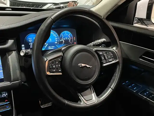 ジャガー ＸＦ プレステージ 道央・札幌 2020(令2)年 4.1万km ユーロンホワイト ユーロンホワイト/アドバンスドパーキングアシストパック/　・360°サラウンドカメラ/　・360°パーキングエイド/　・パークアシスト/ステアリングヒーター/パワーテールゲート/純正メモリナビ/フルセグTV/本革シート/シートヒーター/電動フロントシート/MERIDIANサウンド