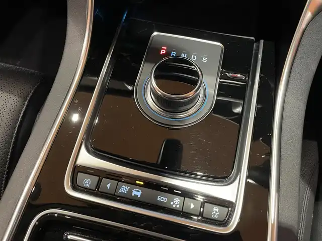 ジャガー ＸＦ プレステージ 道央・札幌 2020(令2)年 4.1万km ユーロンホワイト ユーロンホワイト/アドバンスドパーキングアシストパック/　・360°サラウンドカメラ/　・360°パーキングエイド/　・パークアシスト/ステアリングヒーター/パワーテールゲート/純正メモリナビ/フルセグTV/本革シート/シートヒーター/電動フロントシート/MERIDIANサウンド