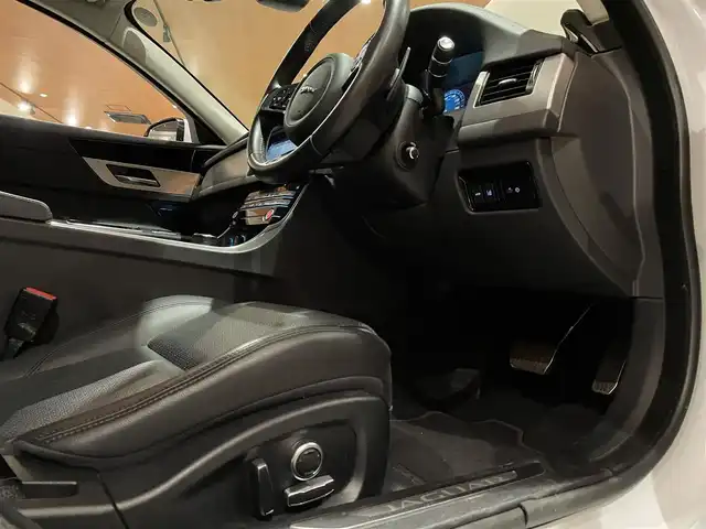 ジャガー ＸＦ プレステージ 道央・札幌 2020(令2)年 4.1万km ユーロンホワイト ユーロンホワイト/アドバンスドパーキングアシストパック/　・360°サラウンドカメラ/　・360°パーキングエイド/　・パークアシスト/ステアリングヒーター/パワーテールゲート/純正メモリナビ/フルセグTV/本革シート/シートヒーター/電動フロントシート/MERIDIANサウンド