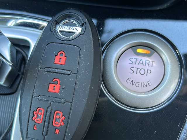 日産 セレナ ハイウェイスター S HV Vセレ 岐阜県 2013(平25)年 11.1万km スーパーブラック ワンオーナー/純正メモリナビ/ワンセグTV/AM/FM/Bluetooth/後席用フリップダウンモニター(ILPINE)/ドラレコ付きデジタルインナーミラー/両側電動スライドドア/ETC/クルコン/スマートキー/プッシュスタート/横滑り防止装置/アイドリングストップ/革巻きステアリング/純正フロアマット/ドアバイザー