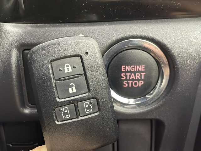 トヨタ ヴォクシー ZS 煌Ⅲ 茨城県 2021(令3)年 2.2万km ブラック 純正9インチナビゲーション/フルセグテレビ/フリップダウンモニター/バックモニター/ＬＥＤヘッドライト/ハーフレザーシート/両側パワースライドドア/クルーズコントロール/スマートキー2個