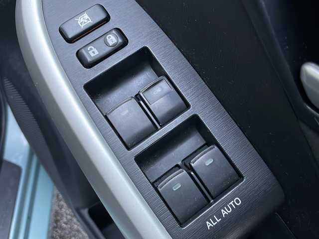 トヨタ プリウス S 愛知県 2012(平24)年 6.3万km フロスティーグリーンマイカ /純正メモリナビ//フルセグ/CD/DVD/SD/BT/AM/FM//TVキャンセラー//バックカメラ//ビルトインETC//純正15AW//コーナーセンサー//スペアタイヤ//HIDオートライト//フォグランプ//ワイパーデアイサー//PWR/ECO/EVモード//ステアリングスイッチ//スマートキー//プッシュスタート//純正フロアマット//純正ドアバイザー//トノカバー//新車時保証書//取扱説明書/ナビ説/ETC説/コーナーセンサー説//ディーラー整備記録簿H25.26.28.30.R2.4.6//スマートスペアキー