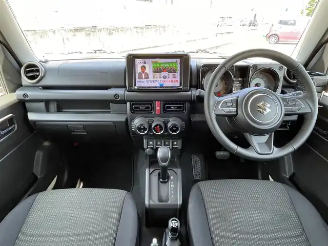 スズキ ジムニー XC 群馬県 2023(令5)年 0.9万km シフォンアイボリーM 社外ナビCD/DVD/TV/Bluetooth/４WD/ターボ/レーンキープアシスト/衝突軽減システム/純正アルミホイール/ビルトインETC/アイドリングストップ/シートヒーター/ダウンヒルアシストコントロール/ウィンカーミラー/電動格納ミラー/革巻きステアリング/ミラーヒーター/バイザー