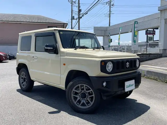 スズキ ジムニー XC 群馬県 2023(令5)年 0.9万km シフォンアイボリーM 社外ナビCD/DVD/TV/Bluetooth/４WD/ターボ/レーンキープアシスト/衝突軽減システム/純正アルミホイール/ビルトインETC/アイドリングストップ/シートヒーター/ダウンヒルアシストコントロール/ウィンカーミラー/電動格納ミラー/革巻きステアリング/ミラーヒーター/バイザー