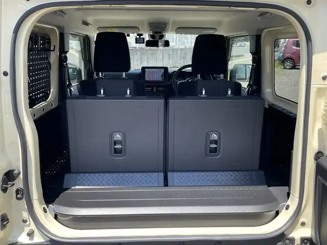 スズキ ジムニー XC 群馬県 2023(令5)年 0.9万km シフォンアイボリーM 社外ナビCD/DVD/TV/Bluetooth/４WD/ターボ/レーンキープアシスト/衝突軽減システム/純正アルミホイール/ビルトインETC/アイドリングストップ/シートヒーター/ダウンヒルアシストコントロール/ウィンカーミラー/電動格納ミラー/革巻きステアリング/ミラーヒーター/バイザー