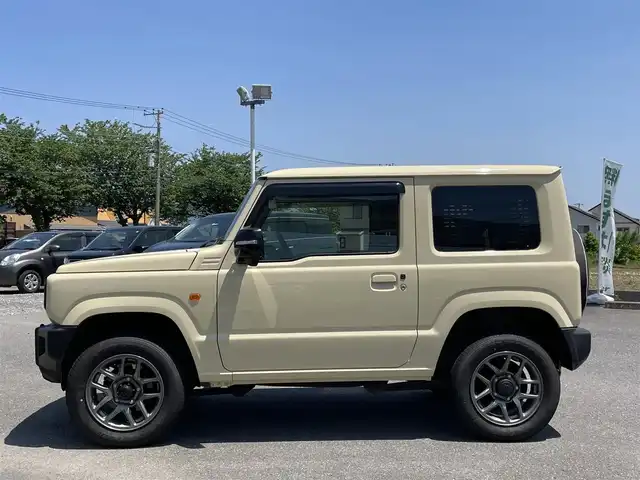 スズキ ジムニー XC 群馬県 2023(令5)年 0.9万km シフォンアイボリーM 社外ナビCD/DVD/TV/Bluetooth/４WD/ターボ/レーンキープアシスト/衝突軽減システム/純正アルミホイール/ビルトインETC/アイドリングストップ/シートヒーター/ダウンヒルアシストコントロール/ウィンカーミラー/電動格納ミラー/革巻きステアリング/ミラーヒーター/バイザー