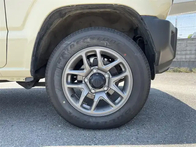 スズキ ジムニー XC 群馬県 2023(令5)年 0.9万km シフォンアイボリーM 社外ナビCD/DVD/TV/Bluetooth/４WD/ターボ/レーンキープアシスト/衝突軽減システム/純正アルミホイール/ビルトインETC/アイドリングストップ/シートヒーター/ダウンヒルアシストコントロール/ウィンカーミラー/電動格納ミラー/革巻きステアリング/ミラーヒーター/バイザー