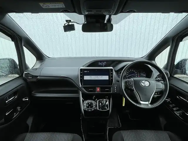 トヨタ ヴォクシー ハイブリッド ZS 煌Ⅱ 滋賀県 2020(令2)年 1.7万km ブラック 純正ナビ10型/・Bluetooth/・フルセグ/純正フリップダウンモニター12型/両側電動スライドドア/LEDオートライト/オートハイビーム/革ステアリングリモコン/クルーズコントロール/シートヒーター/ETC/前後ドラレコ/オートリトラミラー/クリアランスソナー/トヨタセーフティーセンス/先行者発進告知/パーキングサポートブレーキシステム