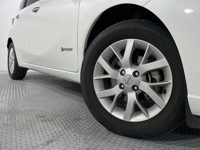日産 ノート e－パワー メダリスト 広島県 2017(平29)年 5.6万km ブリリアントホワイトパール 純正ナビ/・フルセグTV/・Bluetooth/・CD/DVD/アラウンドビューモニター/デジタルインナーミラー/衝突軽減システム/レーンアシスト/ETC/ドラレコ/LEDヘッドライト