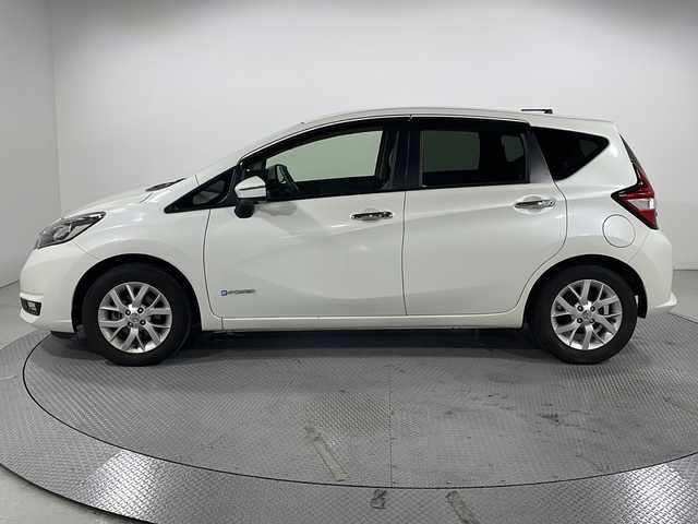 日産 ノート e－パワー メダリスト 広島県 2017(平29)年 5.6万km ブリリアントホワイトパール 純正ナビ/・フルセグTV/・Bluetooth/・CD/DVD/アラウンドビューモニター/デジタルインナーミラー/衝突軽減システム/レーンアシスト/ETC/ドラレコ/LEDヘッドライト