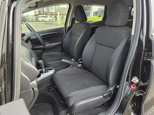 ホンダ フィット 13G Fパッケージ 鹿児島県 2015(平27)年 6.1万km クリスタルブラックパール CDプレイヤー/FM/AM/AUX/シガーソケット/パワーウィンドウ/パワーステアリング/スペアキー/ドアバイザー/電動格納ミラー/スマートキー/プッシュスタート/オートAC/Wエアバック/横滑り防止装置/純正フロアマット/ワンオーナー/ABS/アイドリングストップ/盗難防止装置