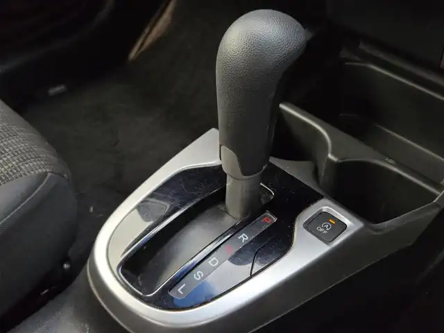 ホンダ フィット 13G Fパッケージ 鹿児島県 2015(平27)年 6.1万km クリスタルブラックパール CDプレイヤー/FM/AM/AUX/シガーソケット/パワーウィンドウ/パワーステアリング/スペアキー/ドアバイザー/電動格納ミラー/スマートキー/プッシュスタート/オートAC/Wエアバック/横滑り防止装置/純正フロアマット/ワンオーナー/ABS/アイドリングストップ/盗難防止装置