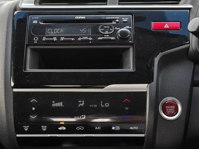 ホンダ フィット 13G Fパッケージ 鹿児島県 2015(平27)年 6.1万km クリスタルブラックパール CDプレイヤー/FM/AM/AUX/シガーソケット/パワーウィンドウ/パワーステアリング/スペアキー/ドアバイザー/電動格納ミラー/スマートキー/プッシュスタート/オートAC/Wエアバック/横滑り防止装置/純正フロアマット/ワンオーナー/ABS/アイドリングストップ/盗難防止装置
