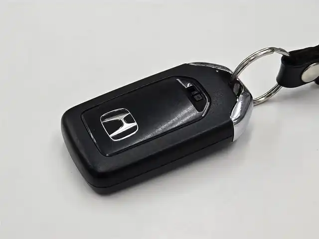 ホンダ フィット 13G Fパッケージ 鹿児島県 2015(平27)年 6.1万km クリスタルブラックパール CDプレイヤー/FM/AM/AUX/シガーソケット/パワーウィンドウ/パワーステアリング/スペアキー/ドアバイザー/電動格納ミラー/スマートキー/プッシュスタート/オートAC/Wエアバック/横滑り防止装置/純正フロアマット/ワンオーナー/ABS/アイドリングストップ/盗難防止装置