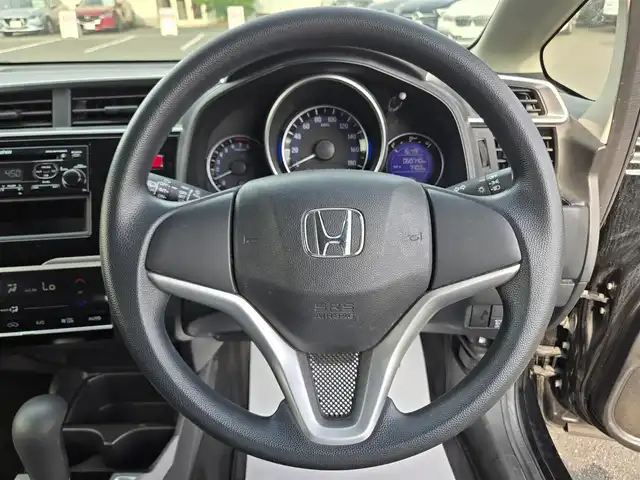 ホンダ フィット 13G Fパッケージ 鹿児島県 2015(平27)年 6.1万km クリスタルブラックパール CDプレイヤー/FM/AM/AUX/シガーソケット/パワーウィンドウ/パワーステアリング/スペアキー/ドアバイザー/電動格納ミラー/スマートキー/プッシュスタート/オートAC/Wエアバック/横滑り防止装置/純正フロアマット/ワンオーナー/ABS/アイドリングストップ/盗難防止装置