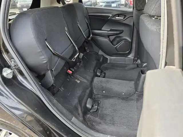 ホンダ フィット 13G Fパッケージ 鹿児島県 2015(平27)年 6.1万km クリスタルブラックパール CDプレイヤー/FM/AM/AUX/シガーソケット/パワーウィンドウ/パワーステアリング/スペアキー/ドアバイザー/電動格納ミラー/スマートキー/プッシュスタート/オートAC/Wエアバック/横滑り防止装置/純正フロアマット/ワンオーナー/ABS/アイドリングストップ/盗難防止装置