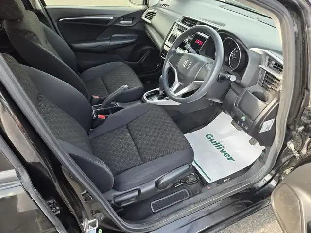 ホンダ フィット 13G Fパッケージ 鹿児島県 2015(平27)年 6.1万km クリスタルブラックパール CDプレイヤー/FM/AM/AUX/シガーソケット/パワーウィンドウ/パワーステアリング/スペアキー/ドアバイザー/電動格納ミラー/スマートキー/プッシュスタート/オートAC/Wエアバック/横滑り防止装置/純正フロアマット/ワンオーナー/ABS/アイドリングストップ/盗難防止装置