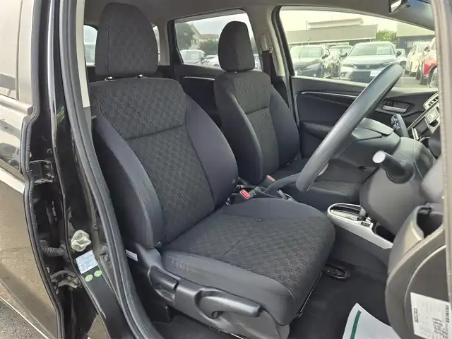 ホンダ フィット 13G Fパッケージ 鹿児島県 2015(平27)年 6.1万km クリスタルブラックパール CDプレイヤー/FM/AM/AUX/シガーソケット/パワーウィンドウ/パワーステアリング/スペアキー/ドアバイザー/電動格納ミラー/スマートキー/プッシュスタート/オートAC/Wエアバック/横滑り防止装置/純正フロアマット/ワンオーナー/ABS/アイドリングストップ/盗難防止装置