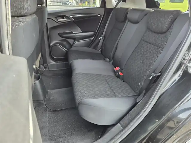 ホンダ フィット 13G Fパッケージ 鹿児島県 2015(平27)年 6.1万km クリスタルブラックパール CDプレイヤー/FM/AM/AUX/シガーソケット/パワーウィンドウ/パワーステアリング/スペアキー/ドアバイザー/電動格納ミラー/スマートキー/プッシュスタート/オートAC/Wエアバック/横滑り防止装置/純正フロアマット/ワンオーナー/ABS/アイドリングストップ/盗難防止装置