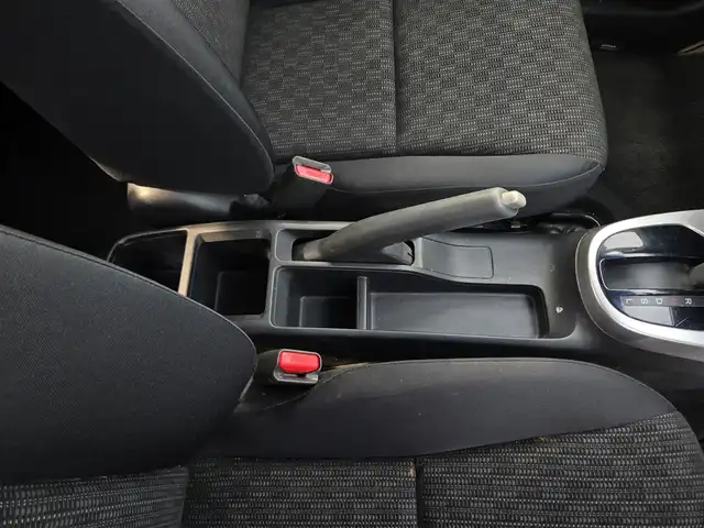 ホンダ フィット 13G Fパッケージ 鹿児島県 2015(平27)年 6.1万km クリスタルブラックパール CDプレイヤー/FM/AM/AUX/シガーソケット/パワーウィンドウ/パワーステアリング/スペアキー/ドアバイザー/電動格納ミラー/スマートキー/プッシュスタート/オートAC/Wエアバック/横滑り防止装置/純正フロアマット/ワンオーナー/ABS/アイドリングストップ/盗難防止装置