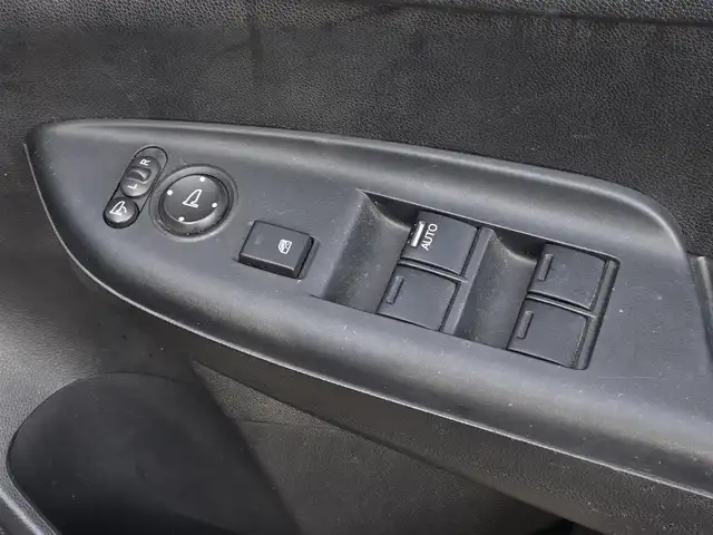 ホンダ フィット 13G Fパッケージ 鹿児島県 2015(平27)年 6.1万km クリスタルブラックパール CDプレイヤー/FM/AM/AUX/シガーソケット/パワーウィンドウ/パワーステアリング/スペアキー/ドアバイザー/電動格納ミラー/スマートキー/プッシュスタート/オートAC/Wエアバック/横滑り防止装置/純正フロアマット/ワンオーナー/ABS/アイドリングストップ/盗難防止装置
