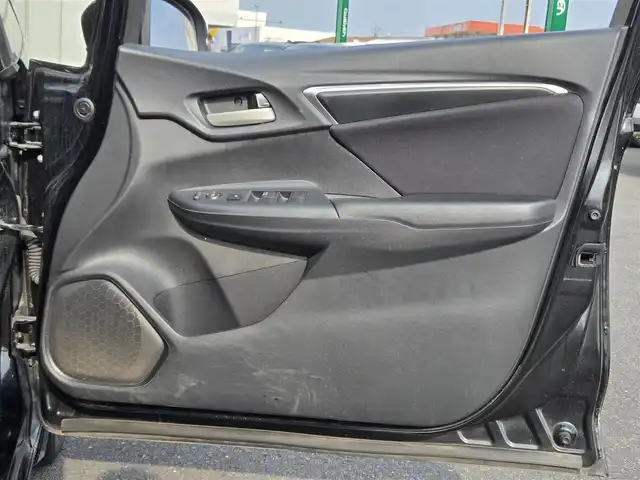 ホンダ フィット 13G Fパッケージ 鹿児島県 2015(平27)年 6.1万km クリスタルブラックパール CDプレイヤー/FM/AM/AUX/シガーソケット/パワーウィンドウ/パワーステアリング/スペアキー/ドアバイザー/電動格納ミラー/スマートキー/プッシュスタート/オートAC/Wエアバック/横滑り防止装置/純正フロアマット/ワンオーナー/ABS/アイドリングストップ/盗難防止装置