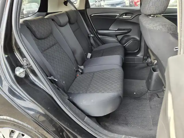 ホンダ フィット 13G Fパッケージ 鹿児島県 2015(平27)年 6.1万km クリスタルブラックパール CDプレイヤー/FM/AM/AUX/シガーソケット/パワーウィンドウ/パワーステアリング/スペアキー/ドアバイザー/電動格納ミラー/スマートキー/プッシュスタート/オートAC/Wエアバック/横滑り防止装置/純正フロアマット/ワンオーナー/ABS/アイドリングストップ/盗難防止装置