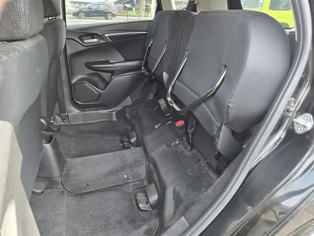 ホンダ フィット 13G Fパッケージ 鹿児島県 2015(平27)年 6.1万km クリスタルブラックパール CDプレイヤー/FM/AM/AUX/シガーソケット/パワーウィンドウ/パワーステアリング/スペアキー/ドアバイザー/電動格納ミラー/スマートキー/プッシュスタート/オートAC/Wエアバック/横滑り防止装置/純正フロアマット/ワンオーナー/ABS/アイドリングストップ/盗難防止装置