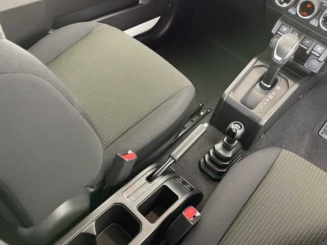 スズキ ジムニー シエラ JC 長野県 2024(令6)年 1.7万km ピュアホワイトP 4WD/スズキセーフティサポート/・デュアルセンサーブレーキサポート/・誤発進抑制機能/・車線逸脱警報機能/・ふらつき警報機能/・先行車発進お知らせ機能/・標識認識機能/・ハイビームアシスト/W+サイドエアバッグ/サイドミラーヒーター/D+N席シートヒーター/ヘッドライトウォッシャー/プッシュスタート/アイドリングストップ/ステアリングスイッチ/電格ミラー/クルーズコントロール/LEDヘッドライト/フォグランプ/オートライト/純正15インチアルミホイール/背面タイヤ/スマートキー/スペアキー×1