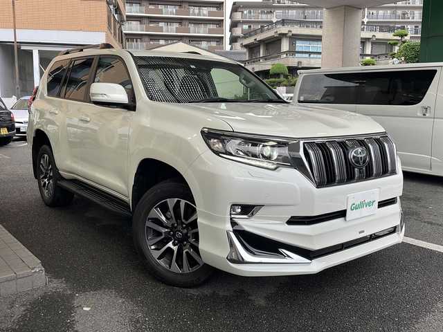 トヨタ ランドクルーザー プラド TX Lパッケージ 大阪府 2023(令5)年 1.4万km ホワイトパールクリスタルシャイン 純正ディスプレイオーディオ/純正メモリーナビ/Bluetoothオーディーオ/Miracast/全周囲モニター/バックカメラ/衝突軽減ブレーキ/車線逸脱警報/サイドブラインドモニター/RSA/先行車発進告知/レーダークルーズコントロール/ビルトインETC2.0/サンルーフ/レザーシート/エアーシート/シートヒーター/スマートキー/LEDライト/フロントモデリスタエアロ/ルーフレール