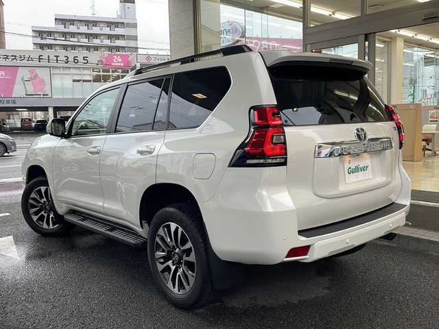 トヨタ ランドクルーザー プラド TX Lパッケージ 大阪府 2023(令5)年 1.4万km ホワイトパールクリスタルシャイン 純正ディスプレイオーディオ/純正メモリーナビ/Bluetoothオーディーオ/Miracast/全周囲モニター/バックカメラ/衝突軽減ブレーキ/車線逸脱警報/サイドブラインドモニター/RSA/先行車発進告知/レーダークルーズコントロール/ビルトインETC2.0/サンルーフ/レザーシート/エアーシート/シートヒーター/スマートキー/LEDライト/フロントモデリスタエアロ/ルーフレール