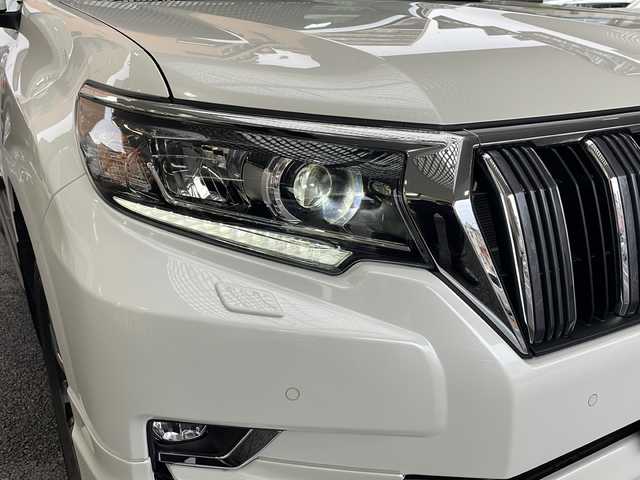 トヨタ ランドクルーザー プラド TX Lパッケージ 大阪府 2023(令5)年 1.4万km ホワイトパールクリスタルシャイン 純正ディスプレイオーディオ/純正メモリーナビ/Bluetoothオーディーオ/Miracast/全周囲モニター/バックカメラ/衝突軽減ブレーキ/車線逸脱警報/サイドブラインドモニター/RSA/先行車発進告知/レーダークルーズコントロール/ビルトインETC2.0/サンルーフ/レザーシート/エアーシート/シートヒーター/スマートキー/LEDライト/フロントモデリスタエアロ/ルーフレール