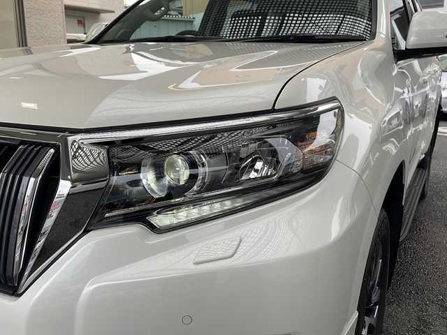 トヨタ ランドクルーザー プラド TX Lパッケージ 大阪府 2023(令5)年 1.4万km ホワイトパールクリスタルシャイン 純正ディスプレイオーディオ/純正メモリーナビ/Bluetoothオーディーオ/Miracast/全周囲モニター/バックカメラ/衝突軽減ブレーキ/車線逸脱警報/サイドブラインドモニター/RSA/先行車発進告知/レーダークルーズコントロール/ビルトインETC2.0/サンルーフ/レザーシート/エアーシート/シートヒーター/スマートキー/LEDライト/フロントモデリスタエアロ/ルーフレール