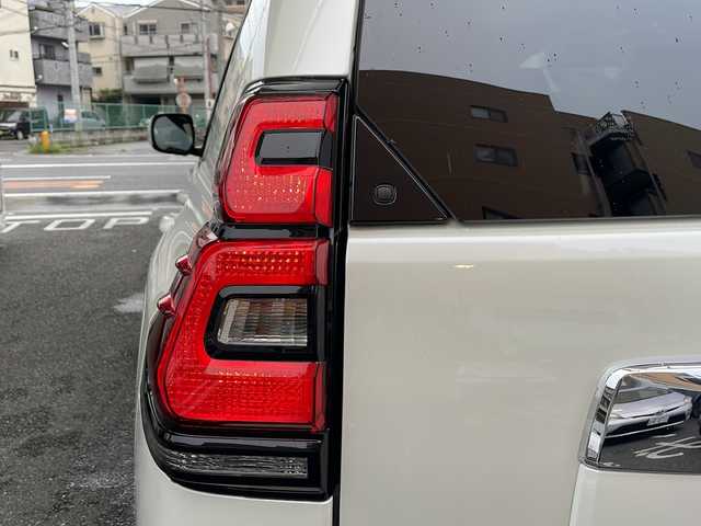 トヨタ ランドクルーザー プラド TX Lパッケージ 大阪府 2023(令5)年 1.4万km ホワイトパールクリスタルシャイン 純正ディスプレイオーディオ/純正メモリーナビ/Bluetoothオーディーオ/Miracast/全周囲モニター/バックカメラ/衝突軽減ブレーキ/車線逸脱警報/サイドブラインドモニター/RSA/先行車発進告知/レーダークルーズコントロール/ビルトインETC2.0/サンルーフ/レザーシート/エアーシート/シートヒーター/スマートキー/LEDライト/フロントモデリスタエアロ/ルーフレール