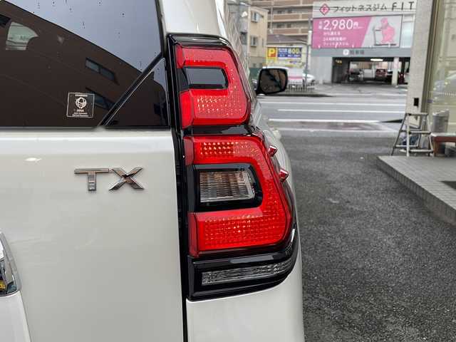 トヨタ ランドクルーザー プラド TX Lパッケージ 大阪府 2023(令5)年 1.4万km ホワイトパールクリスタルシャイン 純正ディスプレイオーディオ/純正メモリーナビ/Bluetoothオーディーオ/Miracast/全周囲モニター/バックカメラ/衝突軽減ブレーキ/車線逸脱警報/サイドブラインドモニター/RSA/先行車発進告知/レーダークルーズコントロール/ビルトインETC2.0/サンルーフ/レザーシート/エアーシート/シートヒーター/スマートキー/LEDライト/フロントモデリスタエアロ/ルーフレール