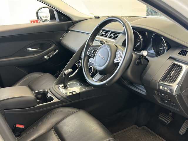 ジャガー Ｅペース S P200 新潟県 2019(令1)年 4.7万km フジホワイト オプション/ドライブプロパック/・ブラインドスポットアシスト/・アダプティブクルーズコントロール/・ハイスピードエマージェンシーブレーキ/・ブラインドスポットアシスト/パークプロパック/・パークアシスト360°/・パーキングエイド/・リバーストラフィックディテクション/地上波デジタルTV/標準装備/ナビゲーションプロコネクトプロ/・InControlアプリ/・Apple-car-play/・Android-auto/・シートヒーター/・ハンズフリーテールゲート/・レザーシート/・純正18インチAW/・ETC