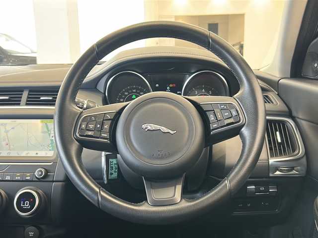 ジャガー Ｅペース S P200 新潟県 2019(令1)年 4.7万km フジホワイト オプション/ドライブプロパック/・ブラインドスポットアシスト/・アダプティブクルーズコントロール/・ハイスピードエマージェンシーブレーキ/・ブラインドスポットアシスト/パークプロパック/・パークアシスト360°/・パーキングエイド/・リバーストラフィックディテクション/地上波デジタルTV/標準装備/ナビゲーションプロコネクトプロ/・InControlアプリ/・Apple-car-play/・Android-auto/・シートヒーター/・ハンズフリーテールゲート/・レザーシート/・純正18インチAW/・ETC