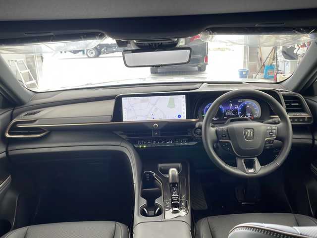 トヨタ クラウン スポーツ Z 兵庫県 2024(令6)年 0.9万km プレシャスホワイトパール ・ワンオーナー車/・純正12.3インチナビ（フルセグ・BT・USB）/・パノラミックビューモニター/・パノラマサンルーフ/・パワーバックドア/・トヨタセーフティセンス/・レーダークルーズコントロール/・レーンキープアシスト/・レーンディパーチャーアラート/・誤発進抑制機能/・標識認識機能/・衝突軽減ブレーキ/・横滑り防止装置/・前後コーナーセンサー/・HUD/・BSM/・パーキングアシスト/・黒革シート/・パワーシート/・シートヒーター/・シートクーラー/・メモリーシート/・LEDオートライト/・フォグランプ/・オートマチックハイビーム/・前後ドライブレコ―ダー/・ビルトインETC2.0/・純正フロアマット/・純正21インチアルミホイール/・電動パーキングブレーキ/・置くだけ充電/・nanoeX/・AC１００V電源/・ヘッドライトウォッシャー/・ステアリングリモコン/・ブレーキホールド/・スマートキー/・プッシュスタート/・W＋サイドエアバック/・カーテンエアバック/・寒冷地仕様