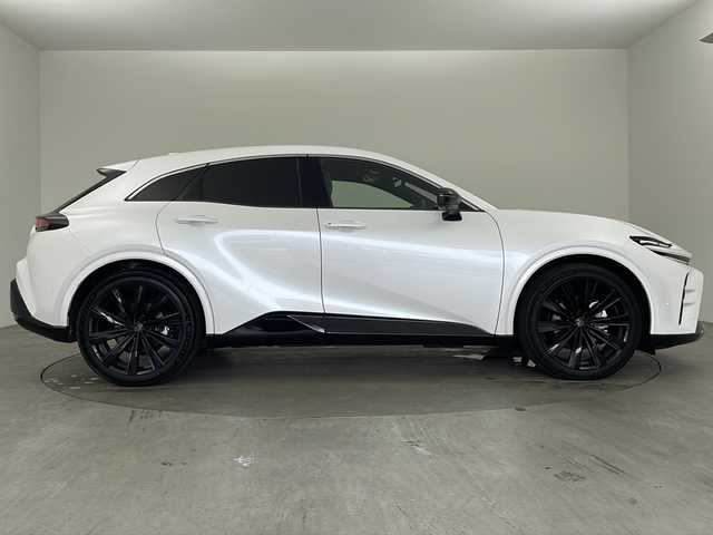 トヨタ クラウン スポーツ Z 兵庫県 2024(令6)年 0.9万km プレシャスホワイトパール ・ワンオーナー車/・純正12.3インチナビ（フルセグ・BT・USB）/・パノラミックビューモニター/・パノラマサンルーフ/・パワーバックドア/・トヨタセーフティセンス/・レーダークルーズコントロール/・レーンキープアシスト/・レーンディパーチャーアラート/・誤発進抑制機能/・標識認識機能/・衝突軽減ブレーキ/・横滑り防止装置/・前後コーナーセンサー/・HUD/・BSM/・パーキングアシスト/・黒革シート/・パワーシート/・シートヒーター/・シートクーラー/・メモリーシート/・LEDオートライト/・フォグランプ/・オートマチックハイビーム/・前後ドライブレコ―ダー/・ビルトインETC2.0/・純正フロアマット/・純正21インチアルミホイール/・電動パーキングブレーキ/・置くだけ充電/・nanoeX/・AC１００V電源/・ヘッドライトウォッシャー/・ステアリングリモコン/・ブレーキホールド/・スマートキー/・プッシュスタート/・W＋サイドエアバック/・カーテンエアバック/・寒冷地仕様