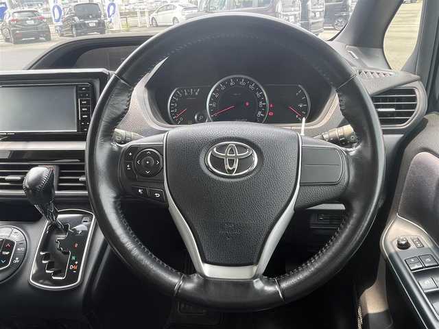 トヨタ ヴォクシー ZS 熊本県 2014(平26)年 13.5万km ブラッキッシュアゲハガラスフレーク (株)IDOMが運営する【じしゃロン熊本店】の自社ローン専用車両になりますこちらは現金またはオートローンご利用時の価格です。自社ローンご希望の方は別途その旨お申付け下さい/Panasonic製SDナビ【CNーRE03WD】/　（フルセグTV・Bluetooth・DVD・CD・AM/FM）/ビルトインETC/前後ドライブレコーダー/ステアリングスイッチ/両側パワースライドドア/横滑り防止装置/アイドリングストップ/ドアバイザー/電動格納ウィンカーミラー/ISOFIX/純正フロアマット/純正LEDヘッドライト/純正16インチアルミホイール