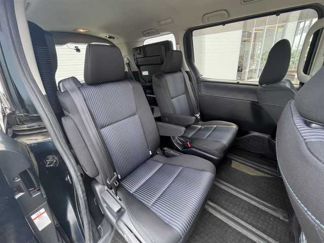 トヨタ ヴォクシー ZS 熊本県 2014(平26)年 13.5万km ブラッキッシュアゲハガラスフレーク (株)IDOMが運営する【じしゃロン熊本店】の自社ローン専用車両になりますこちらは現金またはオートローンご利用時の価格です。自社ローンご希望の方は別途その旨お申付け下さい/Panasonic製SDナビ【CNーRE03WD】/　（フルセグTV・Bluetooth・DVD・CD・AM/FM）/ビルトインETC/前後ドライブレコーダー/ステアリングスイッチ/両側パワースライドドア/横滑り防止装置/アイドリングストップ/ドアバイザー/電動格納ウィンカーミラー/ISOFIX/純正フロアマット/純正LEDヘッドライト/純正16インチアルミホイール