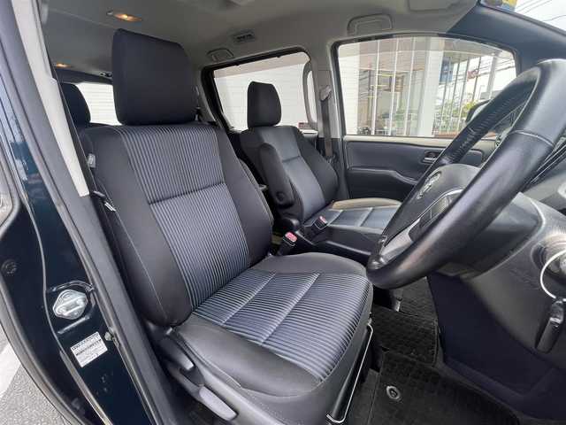 トヨタ ヴォクシー ZS 熊本県 2014(平26)年 13.5万km ブラッキッシュアゲハガラスフレーク (株)IDOMが運営する【じしゃロン熊本店】の自社ローン専用車両になりますこちらは現金またはオートローンご利用時の価格です。自社ローンご希望の方は別途その旨お申付け下さい/Panasonic製SDナビ【CNーRE03WD】/　（フルセグTV・Bluetooth・DVD・CD・AM/FM）/ビルトインETC/前後ドライブレコーダー/ステアリングスイッチ/両側パワースライドドア/横滑り防止装置/アイドリングストップ/ドアバイザー/電動格納ウィンカーミラー/ISOFIX/純正フロアマット/純正LEDヘッドライト/純正16インチアルミホイール