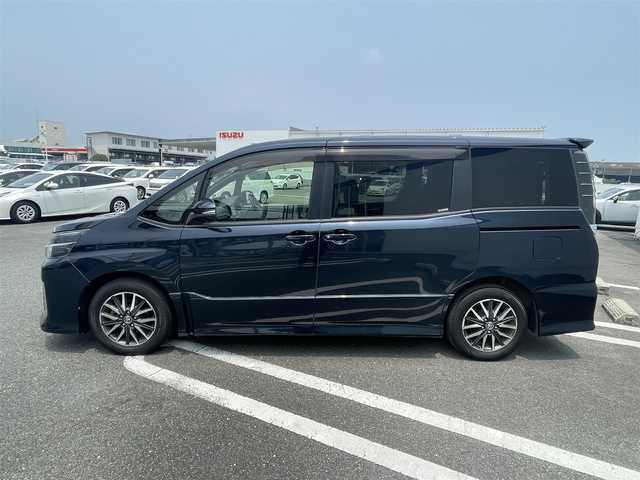 トヨタ ヴォクシー ZS 熊本県 2014(平26)年 13.5万km ブラッキッシュアゲハガラスフレーク (株)IDOMが運営する【じしゃロン熊本店】の自社ローン専用車両になりますこちらは現金またはオートローンご利用時の価格です。自社ローンご希望の方は別途その旨お申付け下さい/Panasonic製SDナビ【CNーRE03WD】/　（フルセグTV・Bluetooth・DVD・CD・AM/FM）/ビルトインETC/前後ドライブレコーダー/ステアリングスイッチ/両側パワースライドドア/横滑り防止装置/アイドリングストップ/ドアバイザー/電動格納ウィンカーミラー/ISOFIX/純正フロアマット/純正LEDヘッドライト/純正16インチアルミホイール