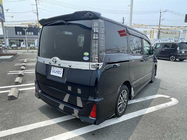 トヨタ ヴォクシー ZS 熊本県 2014(平26)年 13.5万km ブラッキッシュアゲハガラスフレーク (株)IDOMが運営する【じしゃロン熊本店】の自社ローン専用車両になりますこちらは現金またはオートローンご利用時の価格です。自社ローンご希望の方は別途その旨お申付け下さい/Panasonic製SDナビ【CNーRE03WD】/　（フルセグTV・Bluetooth・DVD・CD・AM/FM）/ビルトインETC/前後ドライブレコーダー/ステアリングスイッチ/両側パワースライドドア/横滑り防止装置/アイドリングストップ/ドアバイザー/電動格納ウィンカーミラー/ISOFIX/純正フロアマット/純正LEDヘッドライト/純正16インチアルミホイール