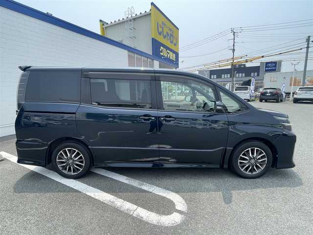 トヨタ ヴォクシー ZS 熊本県 2014(平26)年 13.5万km ブラッキッシュアゲハガラスフレーク (株)IDOMが運営する【じしゃロン熊本店】の自社ローン専用車両になりますこちらは現金またはオートローンご利用時の価格です。自社ローンご希望の方は別途その旨お申付け下さい/Panasonic製SDナビ【CNーRE03WD】/　（フルセグTV・Bluetooth・DVD・CD・AM/FM）/ビルトインETC/前後ドライブレコーダー/ステアリングスイッチ/両側パワースライドドア/横滑り防止装置/アイドリングストップ/ドアバイザー/電動格納ウィンカーミラー/ISOFIX/純正フロアマット/純正LEDヘッドライト/純正16インチアルミホイール