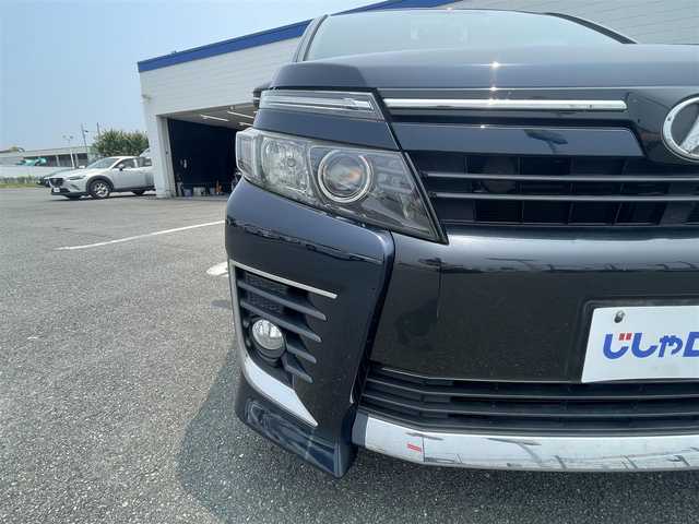 トヨタ ヴォクシー ZS 熊本県 2014(平26)年 13.5万km ブラッキッシュアゲハガラスフレーク (株)IDOMが運営する【じしゃロン熊本店】の自社ローン専用車両になりますこちらは現金またはオートローンご利用時の価格です。自社ローンご希望の方は別途その旨お申付け下さい/Panasonic製SDナビ【CNーRE03WD】/　（フルセグTV・Bluetooth・DVD・CD・AM/FM）/ビルトインETC/前後ドライブレコーダー/ステアリングスイッチ/両側パワースライドドア/横滑り防止装置/アイドリングストップ/ドアバイザー/電動格納ウィンカーミラー/ISOFIX/純正フロアマット/純正LEDヘッドライト/純正16インチアルミホイール