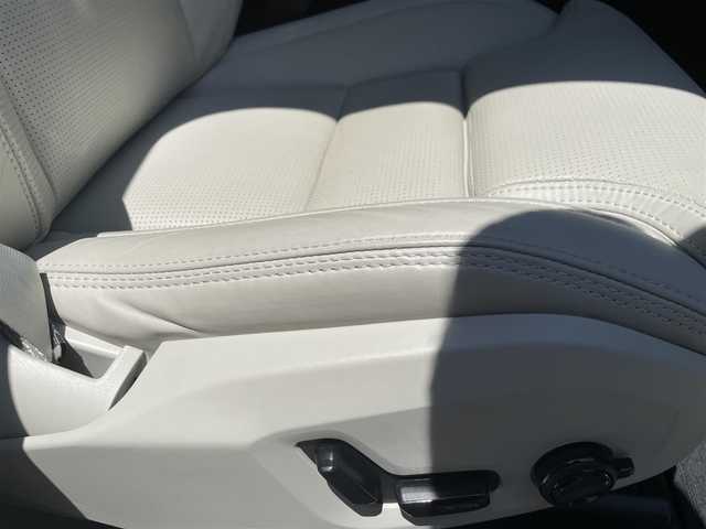ボルボ ＸＣ６０ D4 AWD インスクリプション 栃木県 2020(令2)年 4.9万km パール ワンオーナー /禁煙車/Bowers&Wilkinsプレミアムサウンド/パノラマサンルーフ /白革シート/前席マッサージシート/全席シートヒーター /前席ベンチレーター/ヘッドアップディスプレイ/コーナリングライト/クリアランスソナー /ステアリングヒーター/ドライブレコーダー/ナビ/フルセグ/全方位カメラ/ETC/レーンキープアシスト/ブラインドスポット /トラフィックアラート/インテリセーフ /パワーテールゲート/ACC